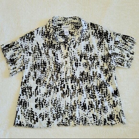 ✨Frayed collar dot button down top✨ - Picture 3 of 9